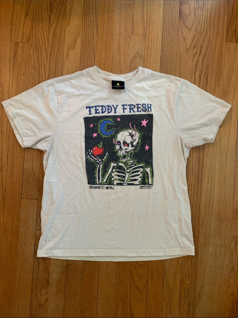 Teddy Fresh Cream Short-Sleeve Tee with Skull & Apple Memento Mori Men’s Medium